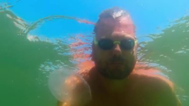 Yüzme gözlüklü bir adam Karadeniz 'de kendini suyun altından filme alır..
