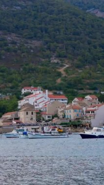 Yaz günü bir Hırvat adasının Marina 'sı. Şehir manzarası. Dikey Video