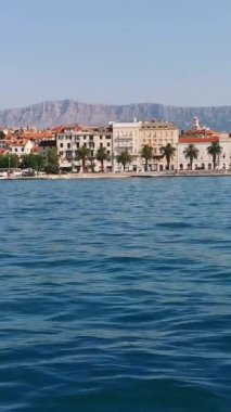 Güneşli bir yaz gününde Split şehrinin seddindeki yattan manzara. Dikey Video