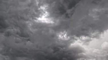 Kara bulutlar, fırtınalı bir yaz gününde, yaklaşan fırtınanın habercisi olan uğursuz bir atmosferde toplanır.