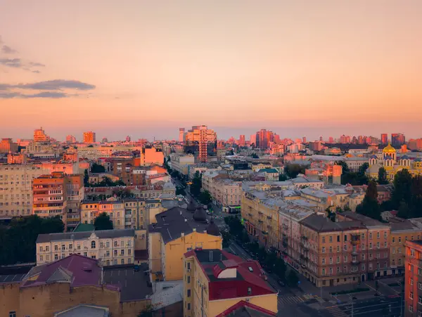 Ukrayna 'da, gün batımında Kiev' in tepeden manzarası
