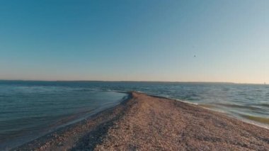 Kinburn Spit 'in kenarı, Ukrayna. Sağda Dinyeper-Buzhsky Estuary 'nin tatlı suyu, solda Karadeniz' in tuzlu suyu var..