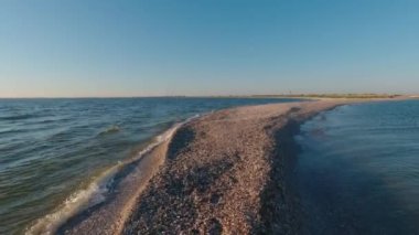 Kinburn Spit 'in kenarı, Ukrayna. Solda Dinyeper-Buzhsky Estuary 'nin tatlı suyu ve sağda Karadeniz' in tuzlu suyu var.