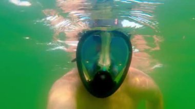 Sualtı Güzelliğini Keşfeden: Açık Yeşil Deniz Suyunda Şnorkelle yüzmek