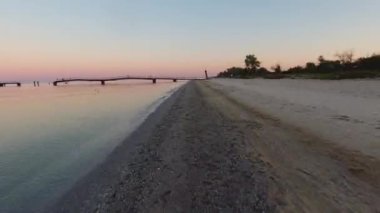 Sabahın erken saatlerinde deniz kıyısında hiperlapse olmuş. Şafak Manzara.