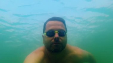 Yüzme Gözlüklü Adam Sıcak, Güneşli Tatil Gününde Deniz Altında