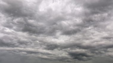 Bir yaz gününde, fırtınalı bir gökyüzünde kara bulutlar toplanır ve gelecek fırtınayı müjdeleyen uğursuz bir atmosfer yaratır. Gerçek zamanlı.