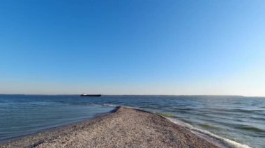 Gemi Dinyeper-Buzhsky Estuary 'e girdi Kinburn Spit, Ukrayna' yı geçti.
