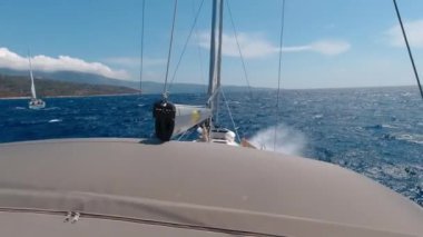 Yat yolculuğu ve deniz maceraları. Yat güneşli bir günde ufka doğru koşar.