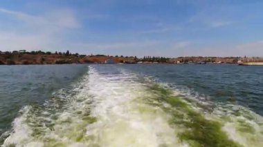 Kıyıdan uzaklaşan bir tekne yolu. Hiperlapse
