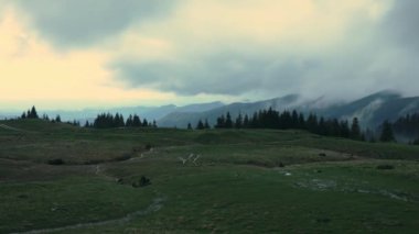 Sersemletici bir zaman çizelgesi yağmurdan sonra dağdan yükselen buharlaşma sisini gösteriyor. Sis, manzarayı sakin bir atmosferde kaplıyor.