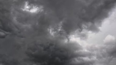 Kara bulutlar, fırtınalı bir yaz gününde, yaklaşan fırtınanın habercisi olan uğursuz bir atmosferde toplanır.