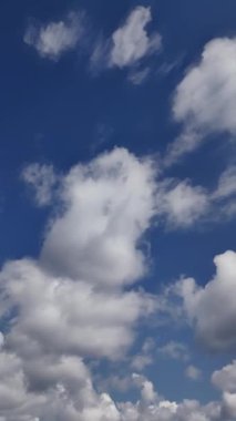Hızla hareket eden bulutların olduğu dinamik bir gökyüzü sahnesi, video arkaplan ve projeler için mükemmel. Dikey Video