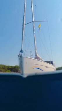 Çapanın üzerindeki yat Adriyatik Denizi 'nin maliyetine yakın. Tekrar ve su manzarası altında. Dikey Video