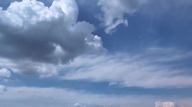 Kümülüs ve sirrus bulutlarının büyüleyici bir zaman atlaması gökyüzünde hareket ederek dinamik formlarını gösteriyor.