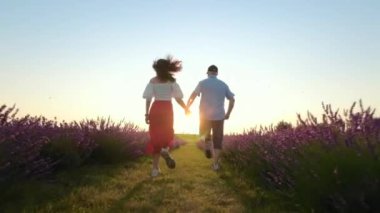 Gün doğumunda lavanta tarlalarında birlikte koşan çift, sabahın erken saatlerinin dinginliğini kucaklıyor. Yavaş Hareket