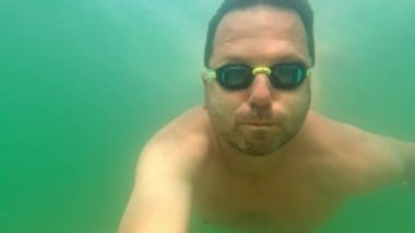 Yaz Tatili: Denizde Gözlükle Yüzen Adam