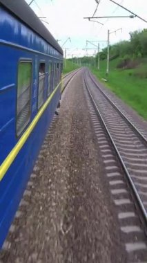 Bir Ukrzaliznytsia treni Ukrayna demiryolu hatlarını geçerek ülkenin demiryolu sisteminin önemini vurguluyor.