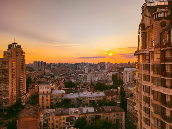  Gün batımında hareketli bir Avrupa başkentinin nefes kesici görüntüsü. Altın saat ışığı modern gökdelenleri ve tarihi binaları aydınlatarak, canlı ve resimsel bir manzara yaratıyor, Kyiv, Ukrayna