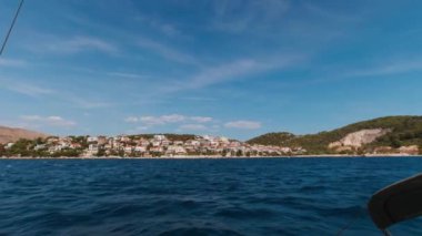 Hırvatistan 'ın en pitoresk adalarından birinin kıyısındaki bir yatın yönetim kurulundan manzara.