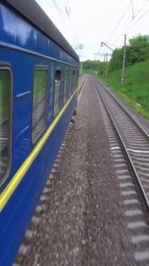 Ukrayna Demiryolu 'nun tren vagonu, Ukrayna' nın Ukrzaliznytsia 'nın taşımacılık altyapısının önemli bir parçası olan raylar boyunca sorunsuzca ilerliyor..