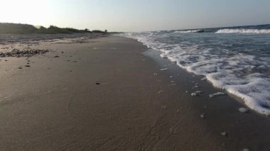  Deniz sörfü. Sabah erkenden. Deniz Burnu. Deniz dalgaları kıyıya vurur. Yavaş çekim. 