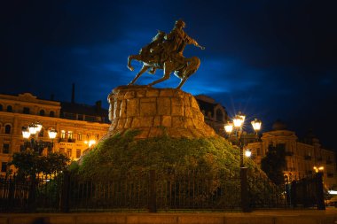 1888 'de inşa edilen Bohdan Khmelnytsky anıtı, Kyiv' de akşam gökyüzüne karşı parlıyor. Bu ikonik heykel Sofya Meydanı 'nda geceleri güzelce aydınlatılıyor ve telif hakları artık geçerli değil.