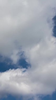 Cumulus Bulutları güneşli bir yaz gününde zaman kavramını yitirir. Dikey Video