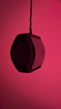 Bir hassas renk ölçme aracı bir monitör üzerindeki renk yamalarını tarar, gerçek-gerçek renk üretimi görüntüsünü kalibre etmeye yardımcı olur