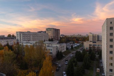 Bu pitoresk sonbahar akşamında, gün batımı bulutları şehrin üstündeki gökyüzünü aydınlatıyor, nefes kesici bir manzara yaratıyor.
