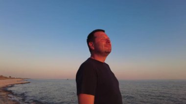 Altın Saat: Sahilden gün batımına bakan adam
