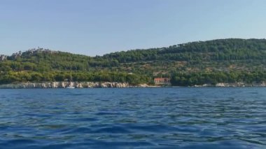 Hırvat kıyıları sabahın erken saatlerinde, yattan manzara