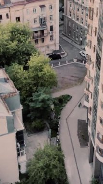Günbatımında Kyiv 'in nefes kesen şehir manzarasında modern ve tarihi binaların bir karışımı yer alıyor. Ufuk çizgisinde bir televizyon kulesi ve batan güneş Kyiv, Ukrayna 'dan gelen sıcak turuncu ışıkla yıkanan yüksek katlı daireler yer alıyor. Dikey Video