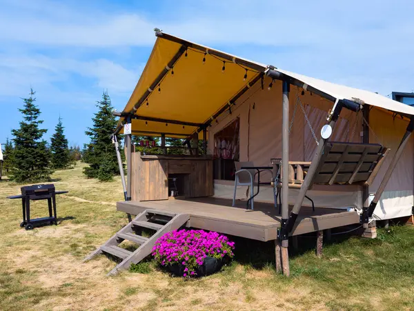 Parlak bir yaz gününde büyüleyici bir yapı ortaya çıkar. Geniş bir verandası, ızgarası, askıya alınmış bir salıncağı ve renkli çiçekleri vardır. Bu davet yeri doğada sakin öğleden sonraları için idealdir.