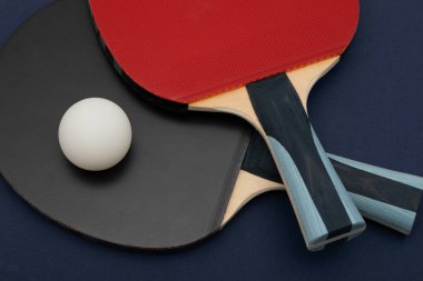 Siyah ve kırmızı kauçuk yüzeyli yüksek kaliteli pinpon raketlerinin detaylı makro çekimleri profesyonel ekipman detaylarını gözler önüne seriyor.