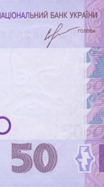 50 UAH banknotunun önündeki dikey video, Mykhailo Hrushevsky 'nin portresini, mezhep numarasını ve Ukrayna para biriminin mor renk düzeninde karmaşık güvenlik modellerini gösteriyor.