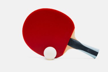 Profesyonel kırmızı masa tenisi raketi ve yarışma beyaz topu minimalist stüdyo kompozisyonunda saf beyaz arka planda izole edilmiş.