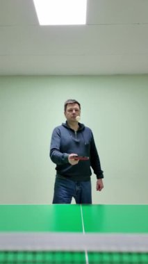 Masa tenisi oyuncusu gerçek zamanlı olarak Paddle Zıplama Isınması ile servis hazırlığı yapıyor. Dikey Video