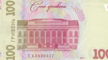 Taras Shevchenko Ulusal Üniversitesi 'nin tarihi Kızıl Binası' nın yer aldığı Ukrayna 100 Hryvnia ters tarafının dinamik zoom görüntüsü klasik mimari ve koruyucu unsurları sergiliyor