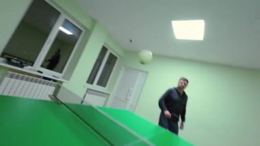 Dinamik birinci şahıs perspektifi üzerinden yoğun masa tenisi deneyimi yaşayın. Gerçek zamanlı oyun oyunlarını yakalayan, otantik oyuncu hareketlerini gösteren ve yeşil masa üzerinde hızlı değişimler yapan, raket montajlı kamera ile.