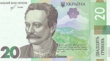 Ivan Franko 'nun portresinin yer aldığı Ukrayna 20 Hryvnia banknotunun dinamik görüntüsü, şiirsel alıntısının tam notundan, ulusal edebiyat mirası ve para birimi tasarımının sergilendiği yakın çekimine zum yapıyor.