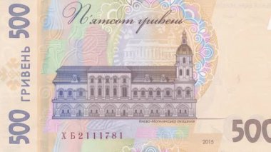 Tarihi Kyiv-Mohyla Akademisi binasının yer aldığı Ukrayna 500 Hryvnia ters tarafının dinamik zoom görüntüsü, banknot tasarımı yoluyla ayrıntılı Barok mimarisi ve kültürel önemini gözler önüne seriyor.