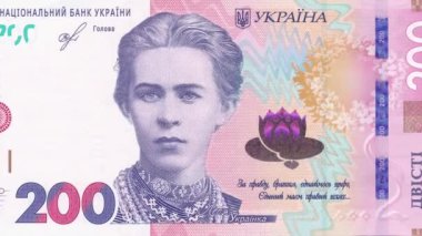 200 Hryvnia banknotundan, nilüfer çiçeği amblemi ve mor-pembe tonlarda koruyucu tasarımların yer aldığı Lesya Ukraynka 'nın ünlü alıntısının ayrıntılı görüntüsüne dinamik yakınlaştırma