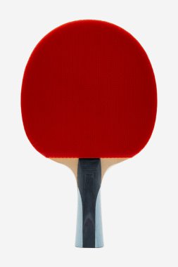 Canlı kırmızı kauçuk yüzey ve ergonomik siyah kol içeren yüksek performanslı masa tenisi raketi, minimalist stüdyoda saf beyaz zemin üzerine kurulmuş.