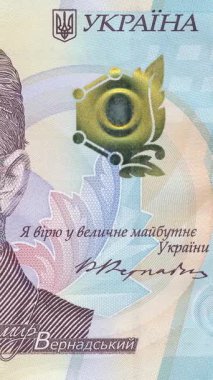 Yatay tava, özgün Ukrayna para birimi üzerinde belirgin sakal ve gözlüklerle, ayrıntılı koruma unsurlarını ve banknot sanatını gözler önüne seriyor.