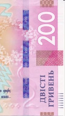 Ukrayna 200 Hrivnia banknotundaki güvenlik özelliklerinin detaylı makro görüntüsü, holografik çizgiler, mezhep numarası ve pembe-mor-mavi tonlarda karmaşık koruyucu desenler