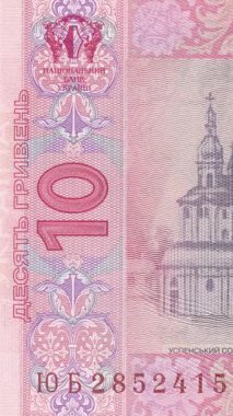 Kyiv Ulusal Üniversitesi 'nin ikonik Kızıl Binası' nın ayrıntılı görüntüsü 100 Hryvnia banknotunun ters tarafında sergilenmekte, klasik mimari ve tarihsel önemi sergilenmektedir.