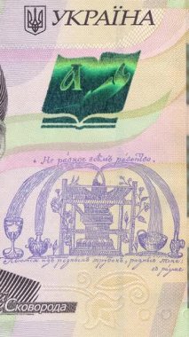 Dikey video 500 Hryvnia banknotunun gelişmiş güvenlik unsurlarını vurguluyor, filigranlar, holografik bantlar, ve koruyucu kalıplar, kalpazanlık karşıtı teknolojiyi gösteriyor.
