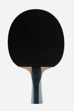 Gösterişli siyah kauçuk yüzey ve modern ergonomik saplı, minimalist stüdyo ortamında el değmemiş ışıklandırmayla yakalanan raket sınıfı pinpon raketi.