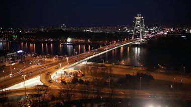 Bratislava 'daki UFO Köprüsü, gelecekteki tasarım ve gözlem güvertesiyle Tuna Nehri boyunca uzanır. Gece aydınlandığında, aşağıdaki suya çok güzel yansıyor..
